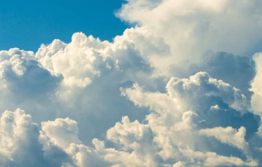 Gün batımında bulutlu renkli dramatik gökyüzü