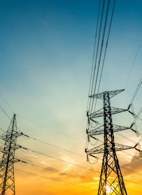 Yüksek voltajlı elektrik direğinin silueti