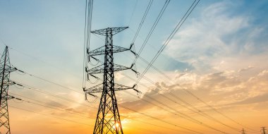Yüksek voltajlı elektrik direğinin silueti