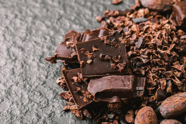 Dunkle Schokoladenstücke Zerkleinert Und Kakaobohnen Von Oben — Stockfoto