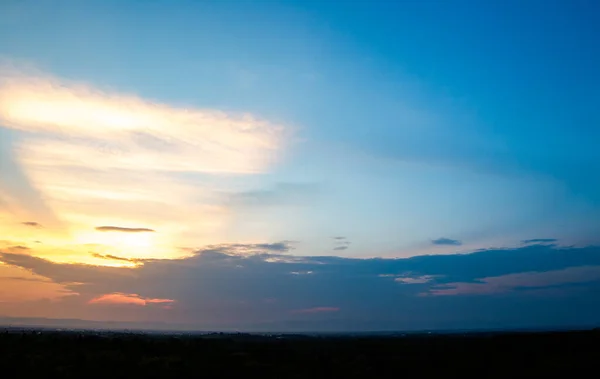 夕阳西下 云彩斑斓的天空 — 图库照片