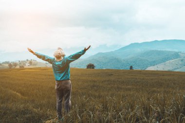 Genç çocuk tatilde yeşil pirinç teraslarında dinleniyor.