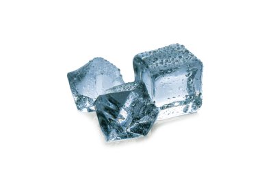 Beyaz arkaplanda buz küpleri