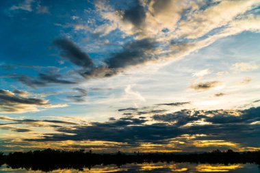Gün batımında bulutlu renkli dramatik gökyüzü