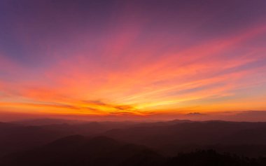 Gün batımında bulutlu renkli dramatik gökyüzü