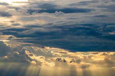 Gün batımında bulutlu renkli dramatik gökyüzü