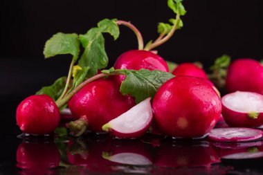 Tahtadaki kırmızı taze turp.