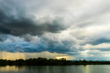 Gök gürültülü fırtına. Yağmur bulutları.