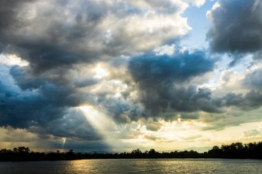 Gök gürültülü fırtına. Yağmur bulutları.