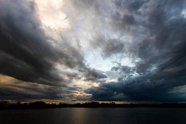 Gök gürültülü fırtına. Yağmur bulutları.