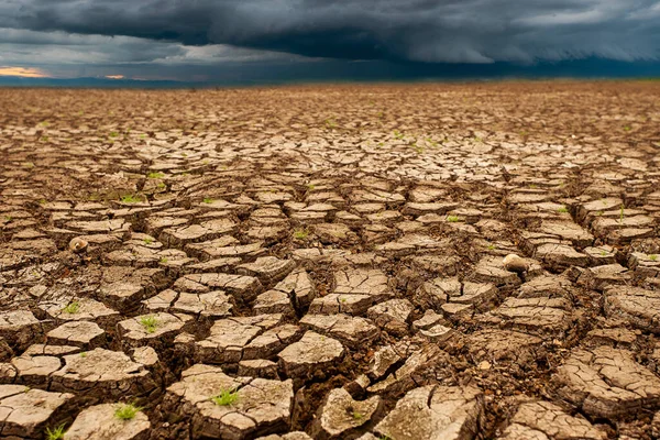 Gewitterhimmel Regenwolken Riss Trockenes Land Ohne Wate — Stockfoto