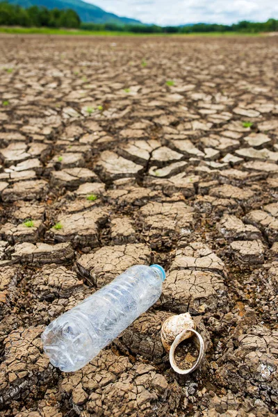 水のない乾燥した土地を割った — ストック写真