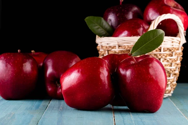 Червоні Яблука Листям Столі — стокове фото