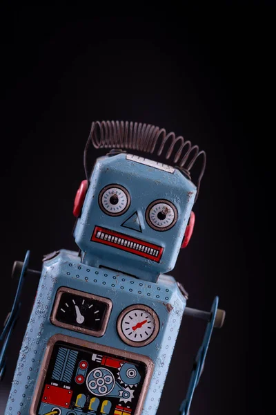 Yello背景的老式机器人锡制玩具 — 图库照片