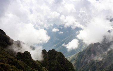 Güneşin battığı dağlarda güzel bir yaz manzarası