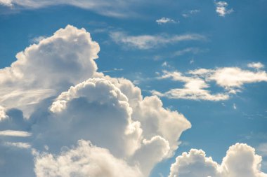 Gün batımında bulutlu renkli dramatik gökyüzü