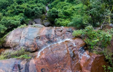 WIMAN THIP Şelalesi 'ndeki derenin yumuşak suyu doğal park, yağmur ormanlarındaki güzel şelale