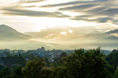 Gün batımında bulutlu renkli dramatik gökyüzü