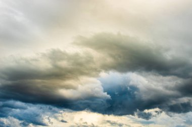 Gün batımında bulutlu renkli dramatik gökyüzü