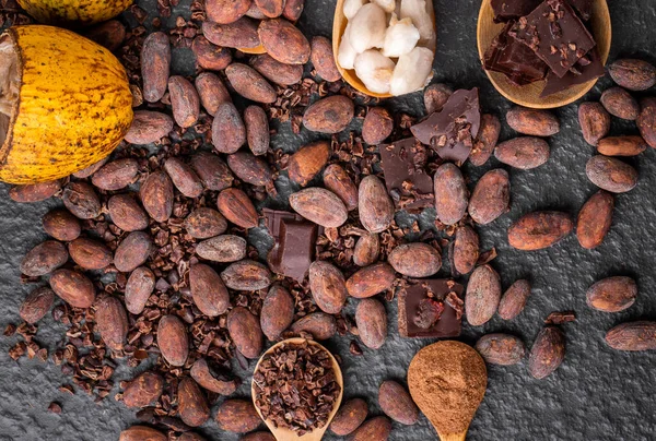 Piese Ciocolată Neagră Zdrobite Boabe Cacao Vedere Sus — Fotografie, imagine de stoc