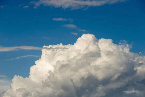 Langit Berwarna Dramatis Dengan Awan Saat Matahari Terbenam — Stok Foto