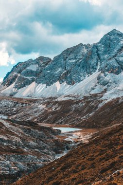 Doacheng Yading Ulusal Parkı 'ndaki süt gölü, Sichuan, Çin. Son Shangri-la