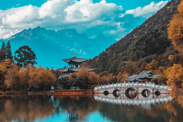 Yeşim Ejder Kar Dağı ve Suocui Köprüsü 'nün güzel manzarası Jade Spring Park' taki Kara Ejder Havuzu üzerinde, Lijiang, Yunnan