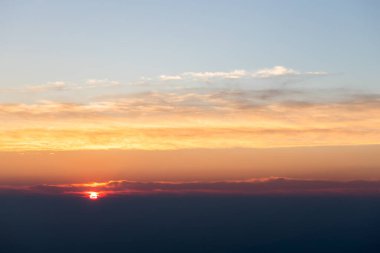 Gün batımında bulutlu renkli dramatik gökyüzü