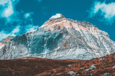 Sonbahar ormanlarında ve Yading doğa koruma alanındaki kar dağlarında renkli son Shangri la