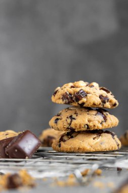 Gri masada çikolatalı kurabiyeler