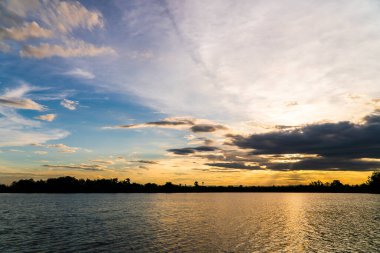Gün batımında bulutlu renkli dramatik gökyüzü