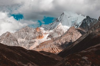 Sonbahar ormanlarında ve Yading doğa koruma alanındaki kar dağlarında renkli son Shangri la