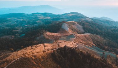 Dağlarda gün batımında bulutlu renkli dramatik gökyüzü