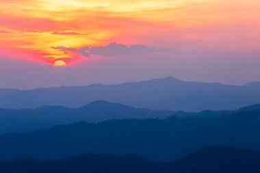 Gün batımında bulutlu renkli dramatik gökyüzü