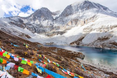 Çin, Sichuan 'daki Doacheng Yading Ulusal Parkı' nda 5 Renk Gölü. Son Shangri-la