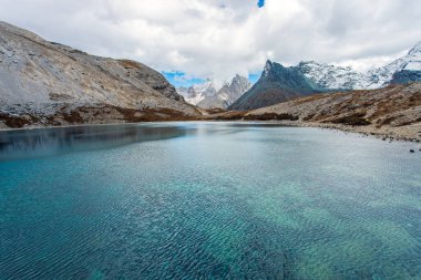 Çin, Sichuan 'daki Doacheng Yading Ulusal Parkı' nda 5 Renk Gölü. Son Shangri-la