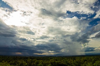Gök gürültülü fırtına. Yağmur bulutları.