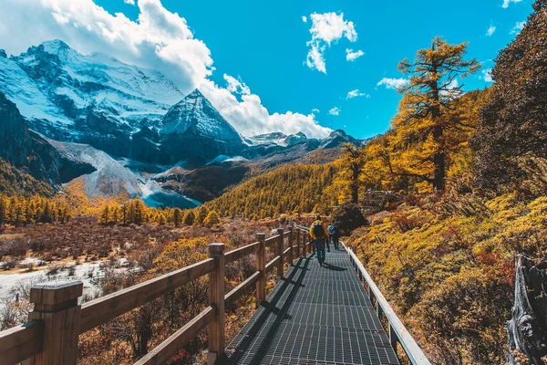 İnci Gölü veya Zhuoma La Gölü ve sonbaharda kar dağı Yading Doğa Koruma Alanı, Sichuan, Çin.