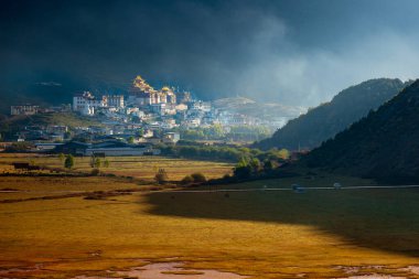 Songzanlin Tapınağı aynı zamanda Ganden (Shangri-La) olarak da bilinir, Yunnan)