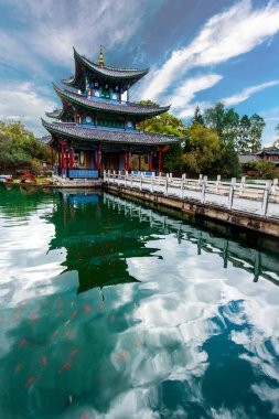 Yeşim Ejder Kar Dağı ve Suocui Köprüsü 'nün güzel manzarası Jade Spring Park' taki Kara Ejder Havuzu üzerinde, Lijiang, Yunnan