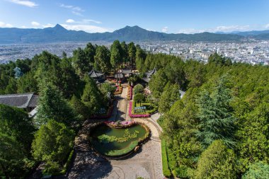 Lion Hill 'deki Pagoda (Wangu Kulesi) manzarası. Lijiang 'ın Eski Kasabası' nda,