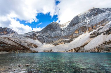 Doacheng Yading Ulusal Parkı 'ndaki süt gölü, Sichuan, Çin. Son Shangri-la