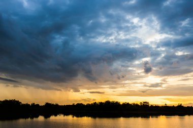 Gün batımında bulutlu renkli dramatik gökyüzü