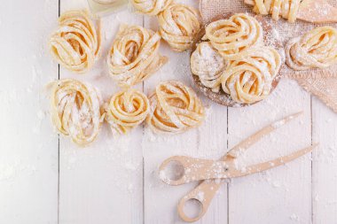 Makarna içerikli makarna koyu ahşap masa manzaralı.