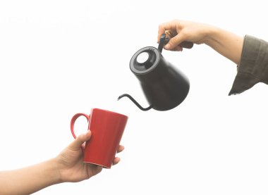 Barista kahve yapıyor, metot dökülüyor, kahve damlıyor.