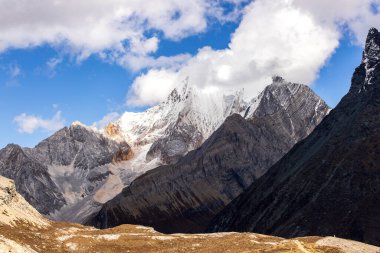 Sonbahar ormanlarında ve Yading doğa koruma alanındaki kar dağlarında renkli son Shangri la