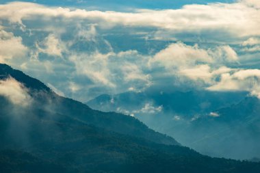Güneşin battığı dağlarda güzel bir yaz manzarası