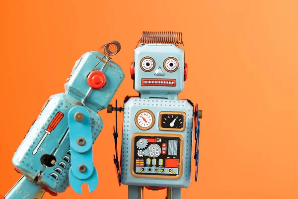 Eski model robot teneke oyuncak