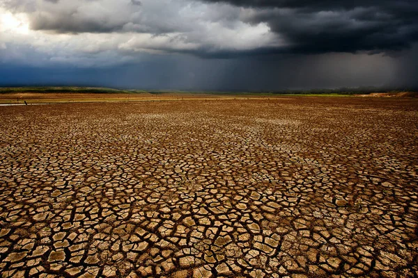 雷雨の空雨の雲乾燥した土地をクラック — ストック写真