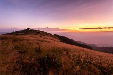 Gün batımında bulutlu renkli dramatik gökyüzü